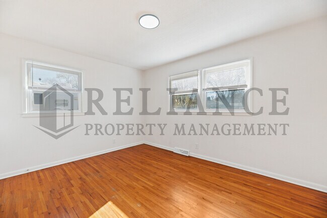 Building Photo - 900 N Brownthrush Ln