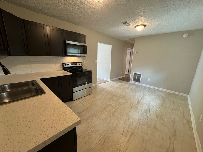 Building Photo - **Renovated ** Royal Terrace 4 Bedroom Sin...