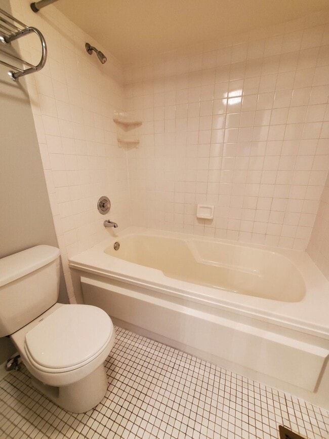 Building Photo - 325 Satinwood Ct S