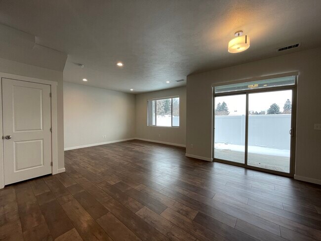 Building Photo - 618 S Chronicle Rd