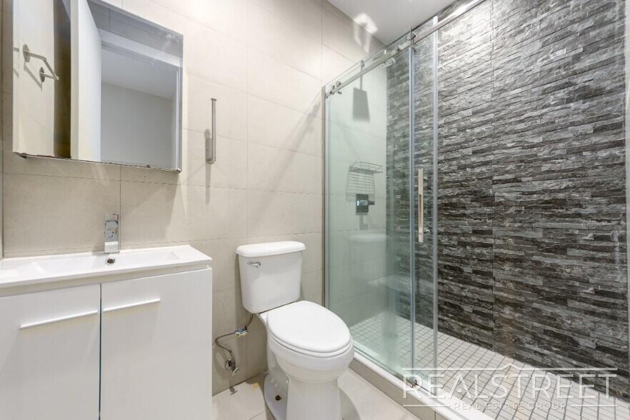 Building Photo - Modern New Studio in Bushwick!