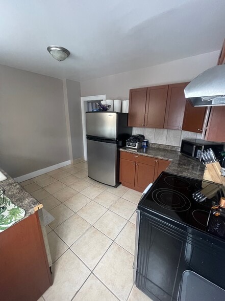 Kitchen - 2439 Medary Ave
