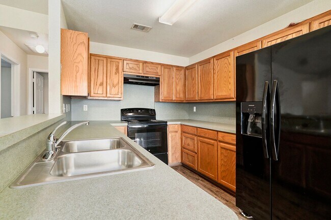Building Photo - Welcome to this charming 3-bedroom, 2-bath...