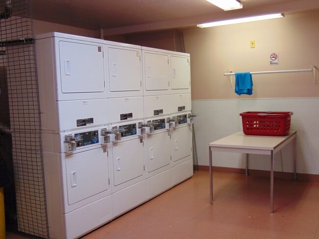 Building Photo - ** Smokey Lane 1 Bedroom 1 Bath Lower Leve...