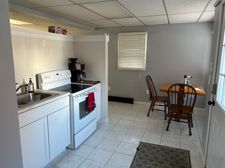 Building Photo - 349 Naubuc Ave