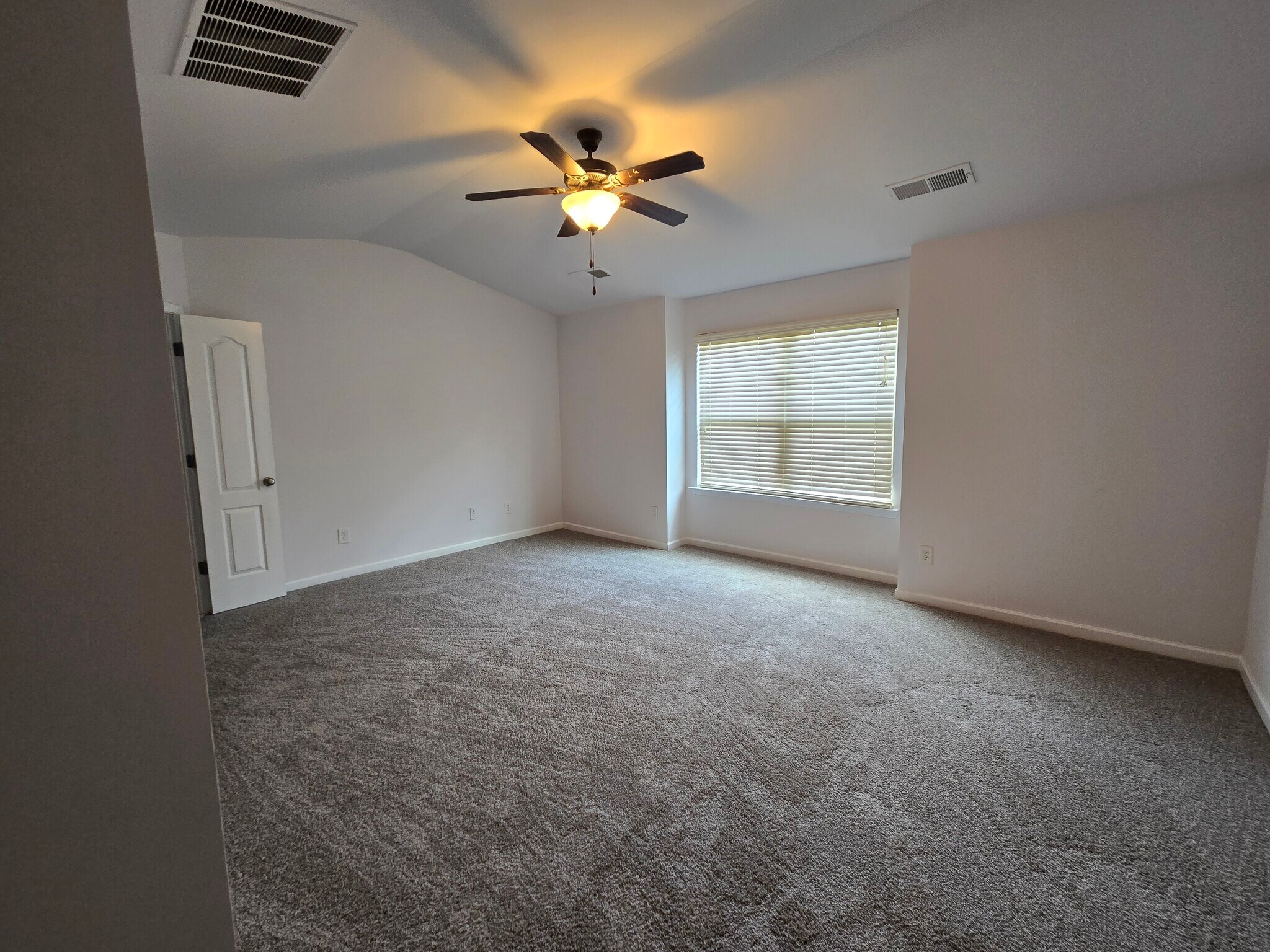 Building Photo - 2470 Whiteoak Run SE