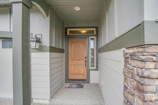 Building Photo - NEWER THREE BEDROOM IN CUL-DE-SAC