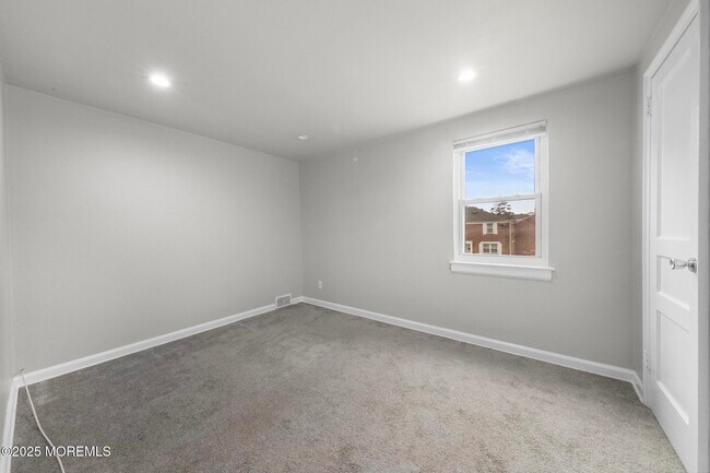 Building Photo - 317 Bath Ave