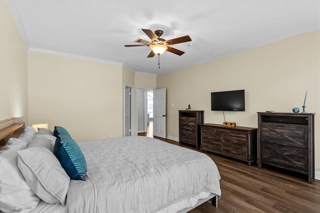 Building Photo - 10116 Pinehurst Dr