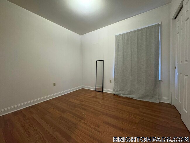 Building Photo - 8 Glencoe St