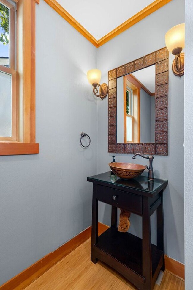 Building Photo - Charming Ravenna home with 5 bedrooms, 4 b...