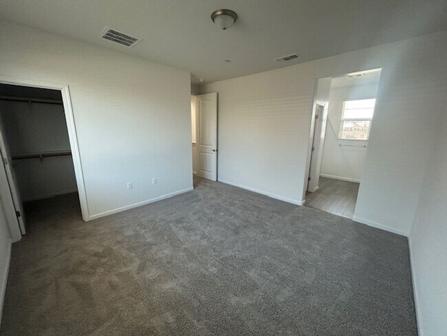 Building Photo - ***Move-In Special - $500 off 1st month's ...