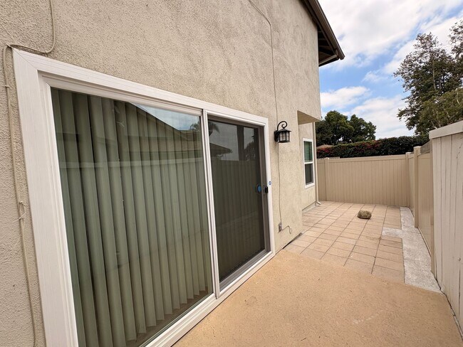 Building Photo - 3 Bed, 2.5 Bath in Ontario!