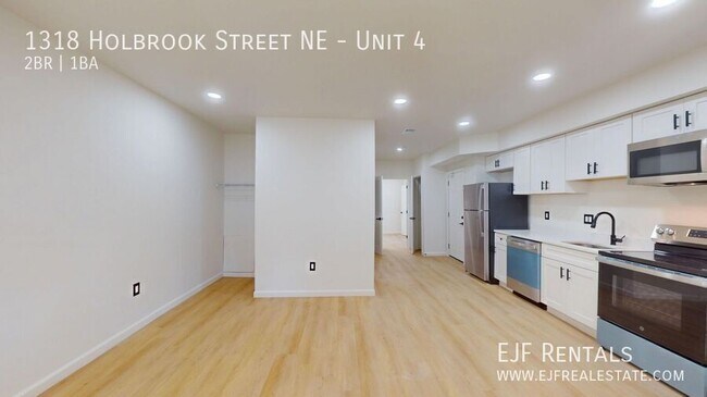 Building Photo - 1318 Holbrook St NE