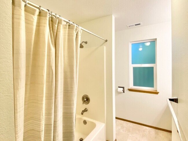 Building Photo - Quaint 2BR 1.5BA Condo in the Vineyards