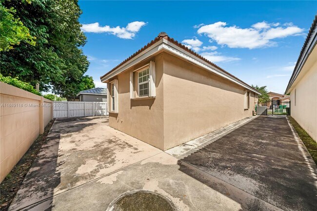 Building Photo - 15470 SW 41st Terrace