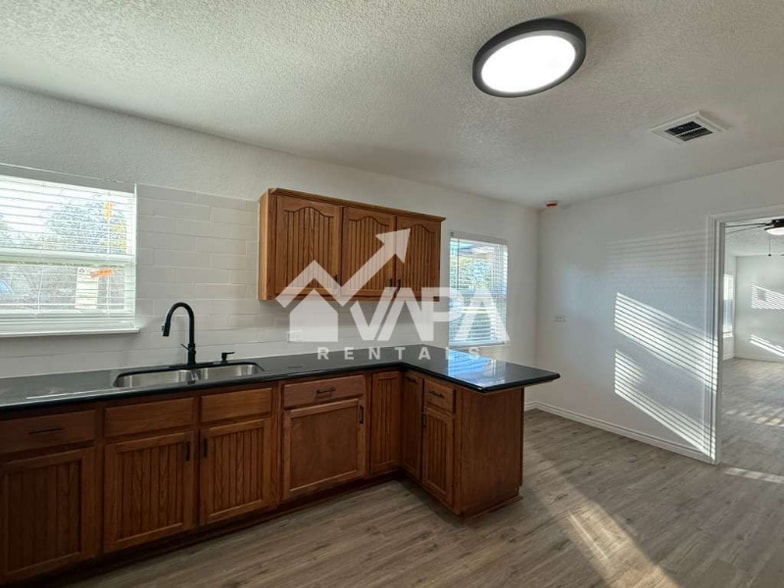 Building Photo - 302 Bonair Dr