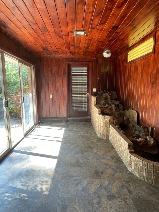 Building Photo - STUDENTS WELCOME! Sprawling Ranch Style 3 Bedroom 3 Bath Home w/ finished basement in Midtown For...