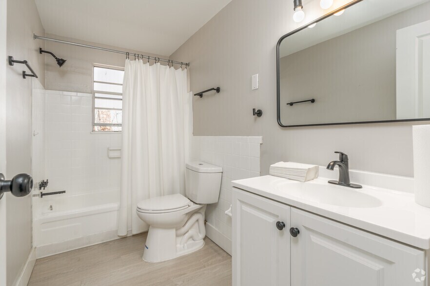 2BR, 1.5BA - 960SF - Bathroom - NAPA