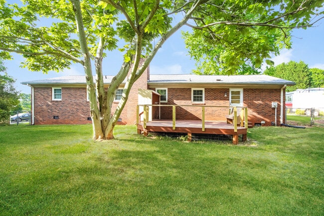 Building Photo - 151 Twin Creek Dr