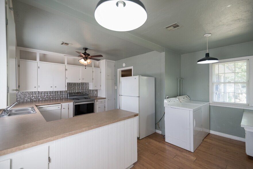 Building Photo - 2025 W Admiral Rd