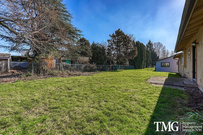Building Photo - Classically Cute 2 Bed 1 Bath Duplex in Washougal
