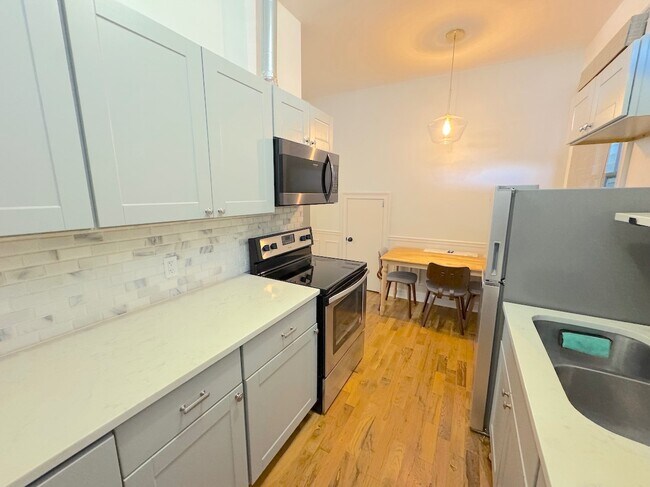 Building Photo - 521 W 37th St