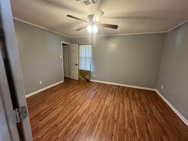 Building Photo - $300 0ff First Months Rent!