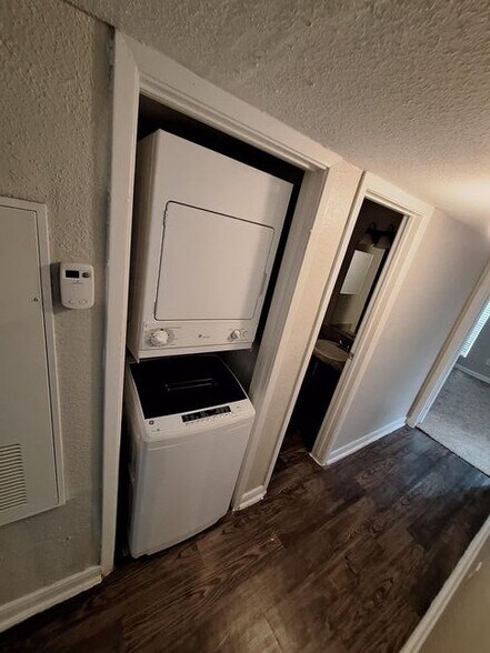 Building Photo - 10901 Meadowglen Ln
