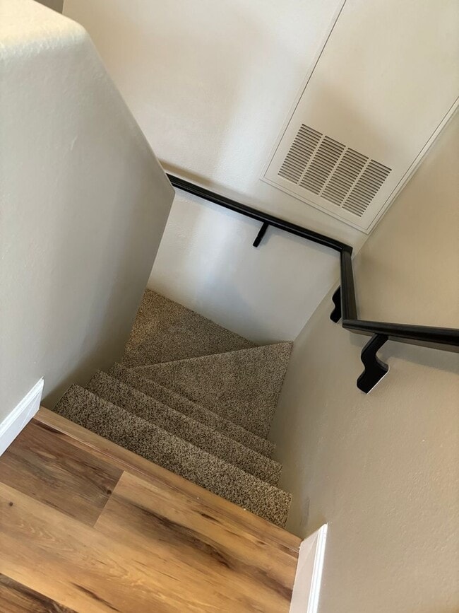 Building Photo - GORGEOUS TOWNHOME FOR IMMEDIATE MOVE-IN