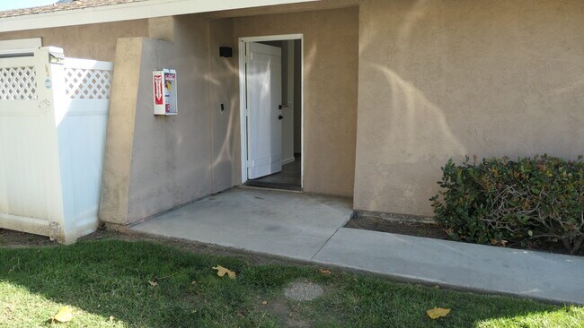 Building Photo - 44715 La Paz Rd