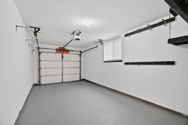 Building Photo - 1545 Reale Ave