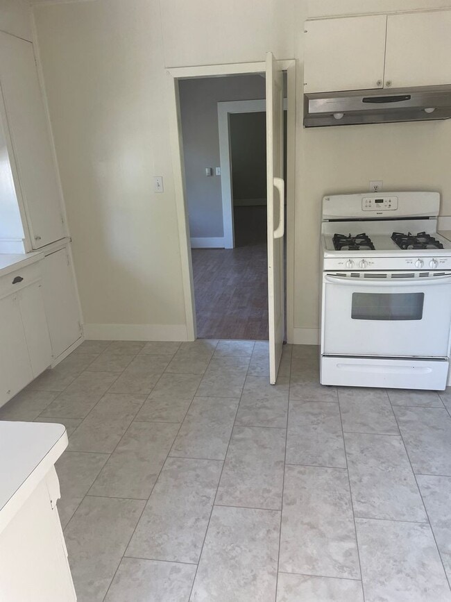 Building Photo - Great West Side Location!!
