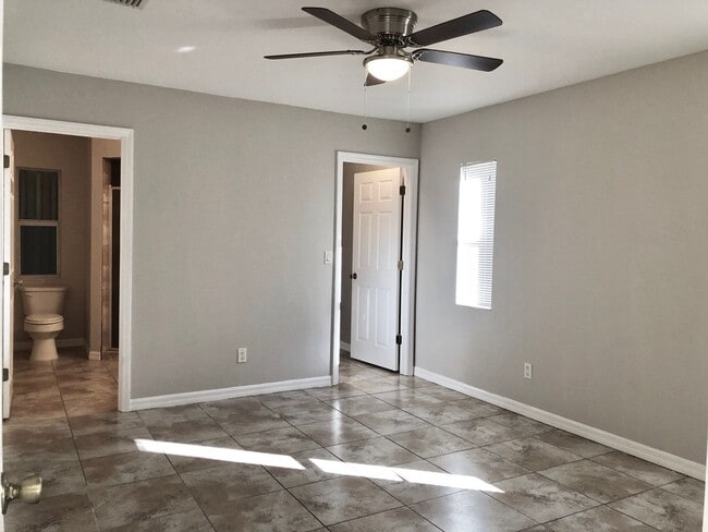 Building Photo - Experience this Large Cape Coral 3 bedroom 2 bath duplex with 1 car garage and screened in lanai.