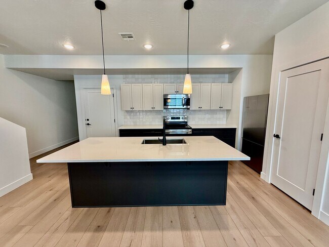 Building Photo - Spacious 3-BR Townhome in Washington