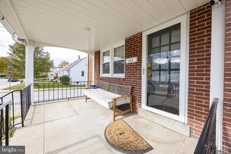 Building Photo - 353 William St