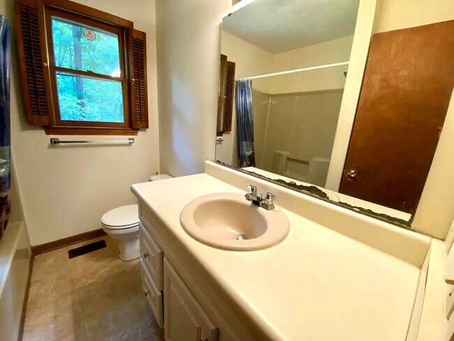 Building Photo - 2 Bed/1 Bath Cottage in Private Area