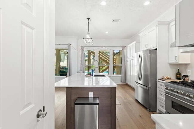 Building Photo - 200 Islamarada Ct