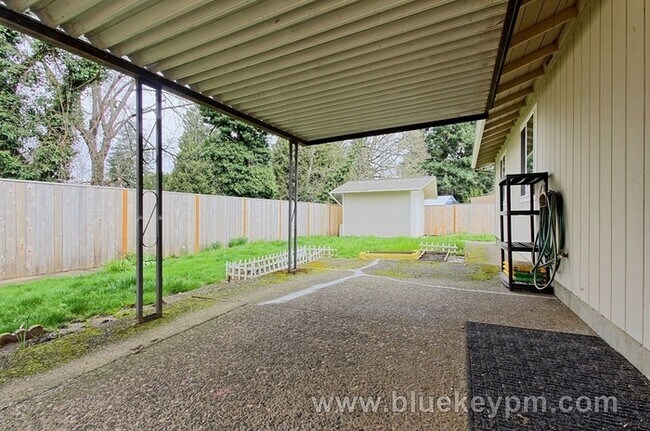 Building Photo - 3 Bed, 2 Bath home in Milwaukie