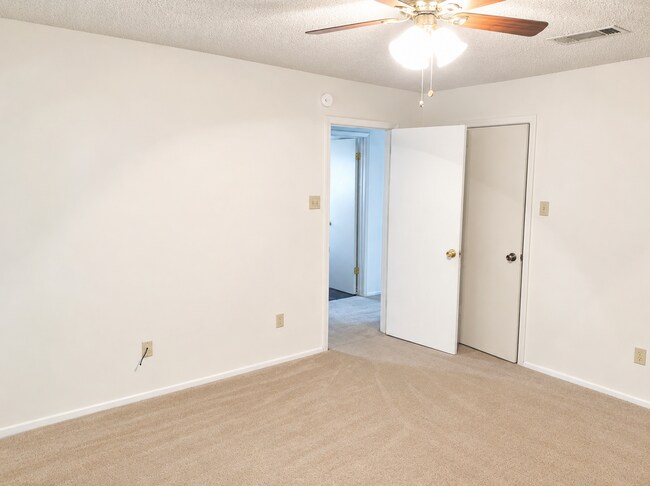 Building Photo - 2605 Transit Dr