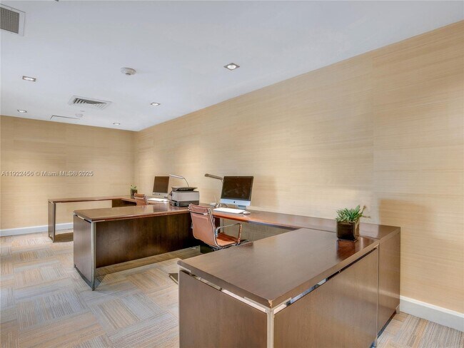 Building Photo - 950 Brickell Bay Dr