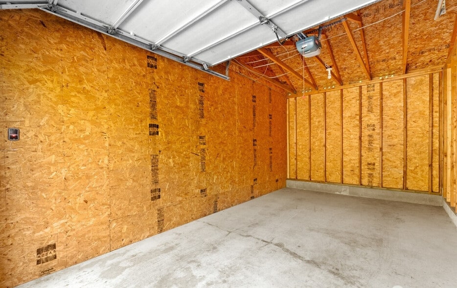 Garage - 25025 SE Klahanie Blvd