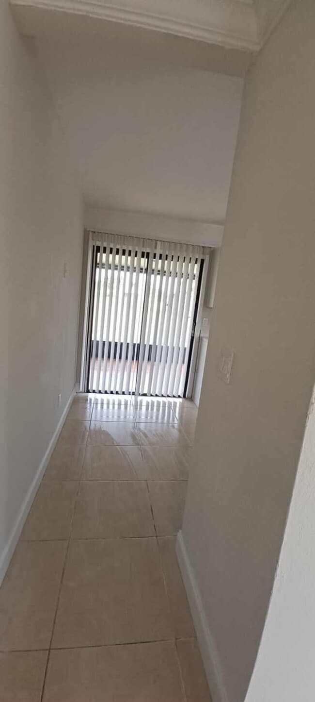 Building Photo - 519 SW Sara Blvd