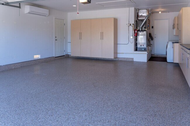 Building Photo - 5445 Sunvalley Ct