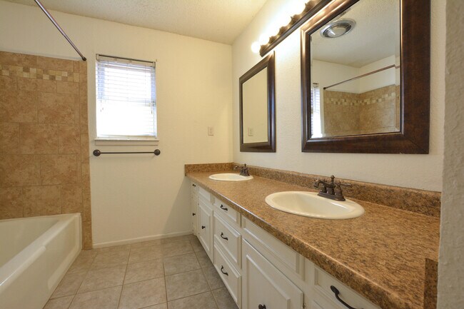 Building Photo - 815 7th St