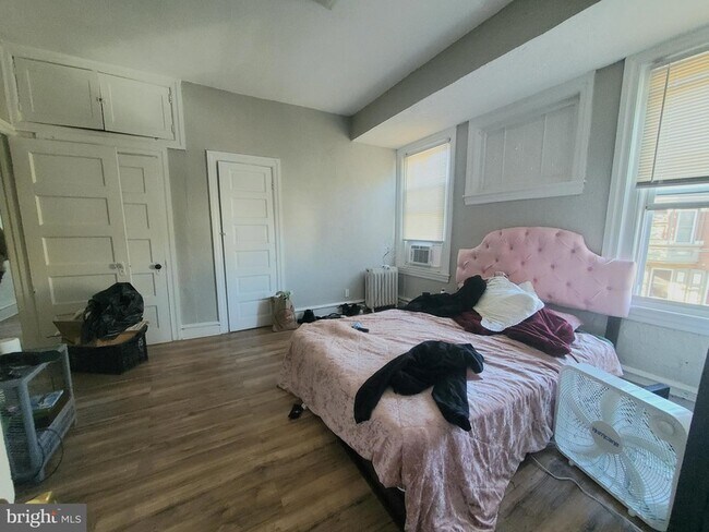 Building Photo - 4960 Chestnut St