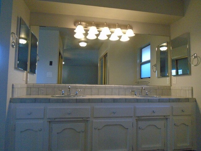 Building Photo - NW - CUSTOM HOME WITH POOL!!