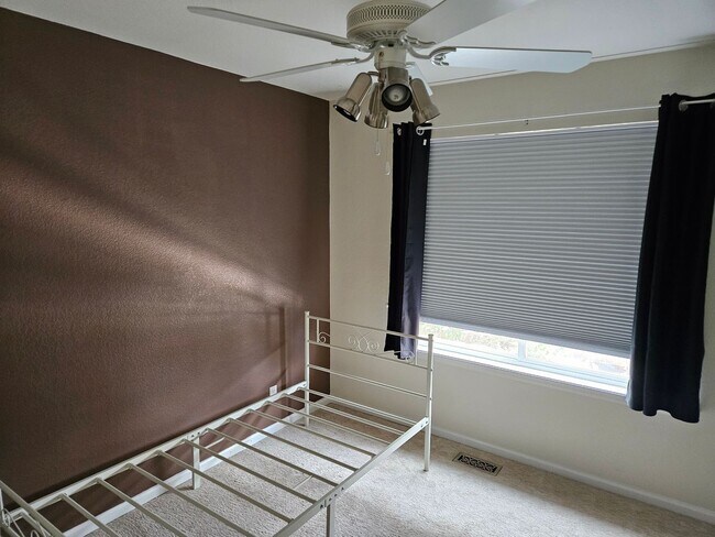 Building Photo - Castle Pines Fabulous 5 Bedroom Oasis Avai...