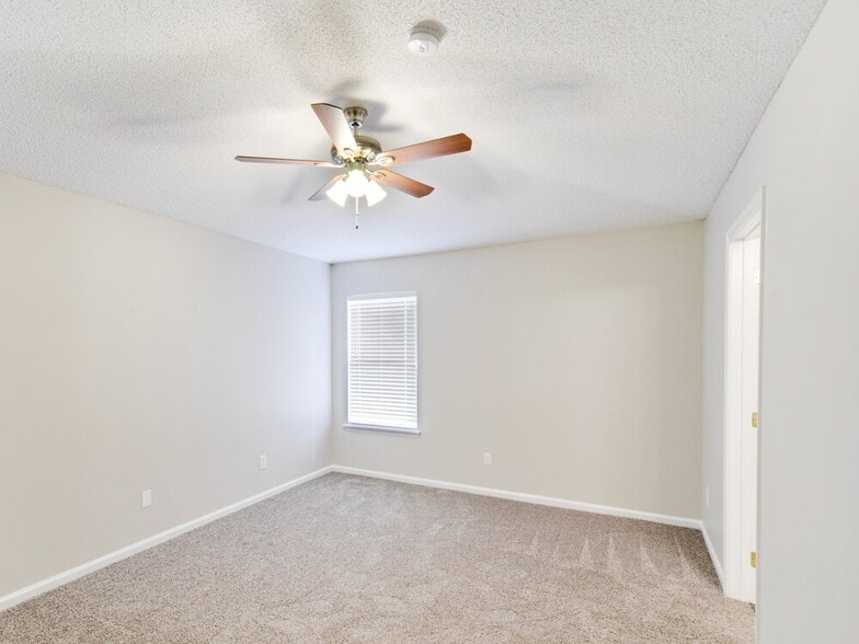 Building Photo - 1953 Longneedle Lane