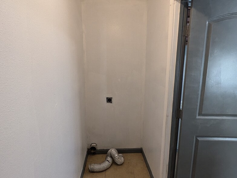 Utility room with Washer and Dryer hookups - 807 21st St